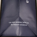 Close-up of the text “Les sacs jetables, faites-en de l’histoire ancienne”