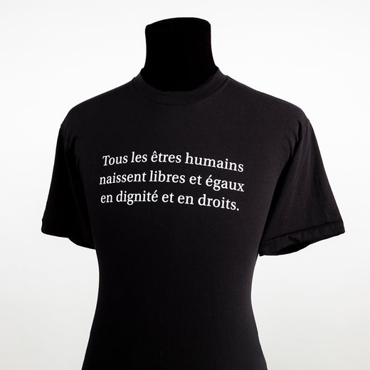 a black T-shirt with the text “Tous les êtres humains naissent libres et égaux en dignité et en droits”
