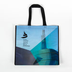 Tote bag featuring the Museum, the Israel Asper Tower of Hope and the text “MUSÉE CANADIEN POUR LES DROITS DE LA PERSONNE”