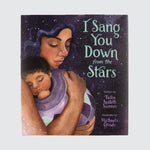 Couverture du livre avec une image d’une mère tenant un bébé en avant-plan et un ciel étoilé en arrière-plan.